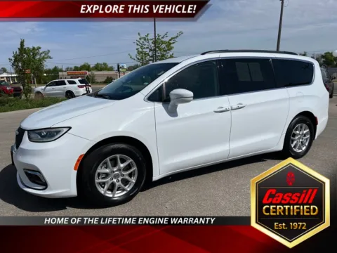 White 2022 Chrysler Pacifica Touring L for sale in Cedar Rapids, IA