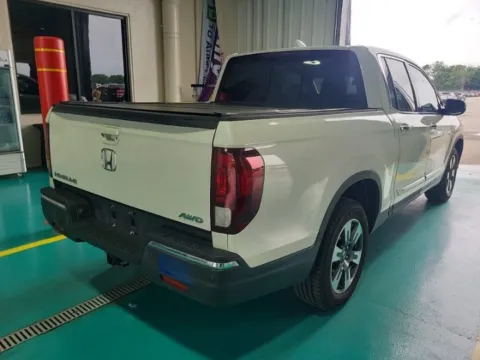 More photos of 2019 Honda Ridgeline RTL-E at Cassill Motors, IA