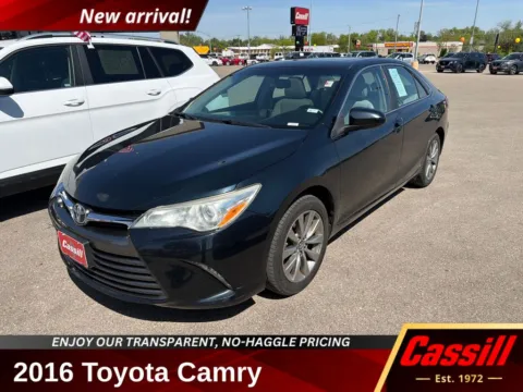 Gray 2016 Toyota Camry XLE for sale in Cedar Rapids, IA