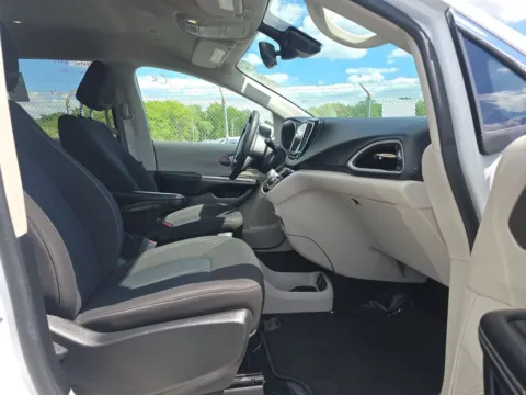 More photos of 2022 Chrysler Voyager LX at Cassill Motors, IA