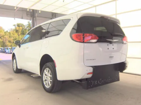 More photos of 2022 Chrysler Voyager LX at Cassill Motors, IA