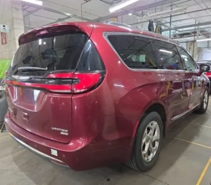 More photos of 2021 Chrysler Pacifica Limited at Cassill Motors, IA