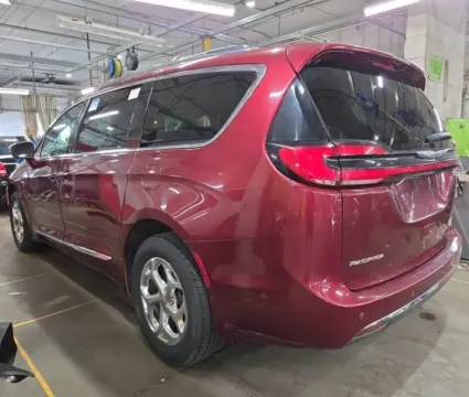 More photos of 2021 Chrysler Pacifica Limited at Cassill Motors, IA