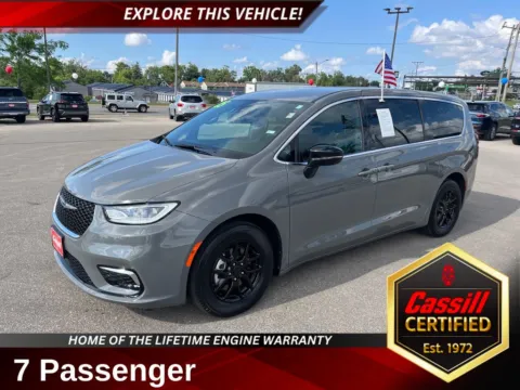 Gray 2025 Chrysler Pacifica Select for sale in Cedar Rapids, IA