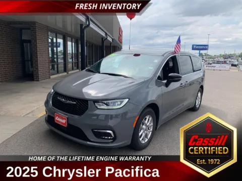 Gray 2025 Chrysler Pacifica Select for sale in Cedar Rapids, IA