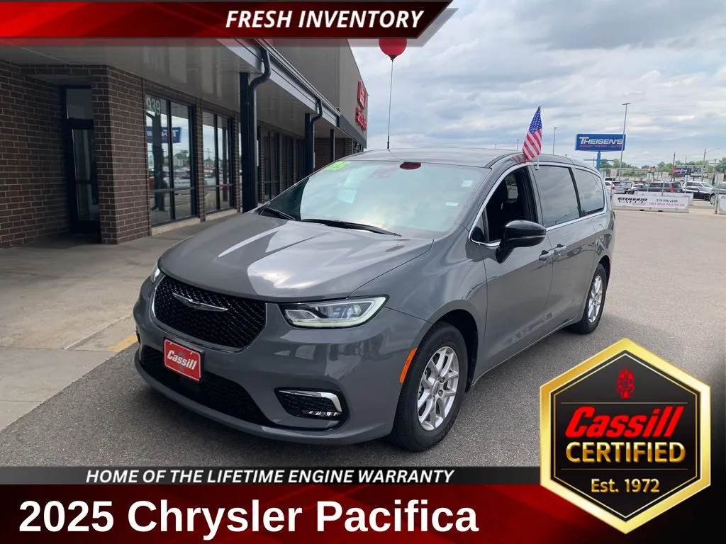 2025 Chrysler Pacifica Select's photo