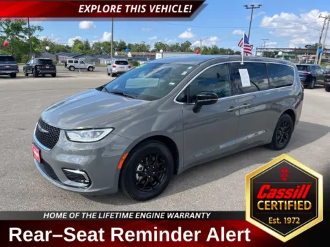 Gray 2025 Chrysler Pacifica Select for sale in Cedar Rapids, IA