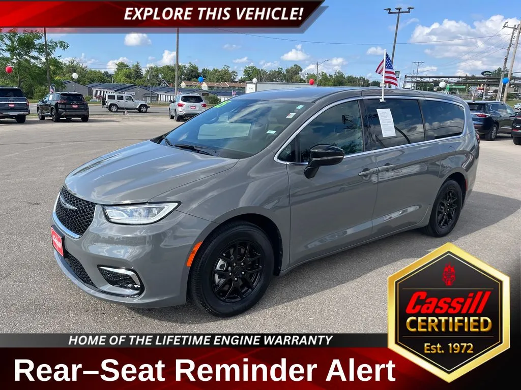 Gray 2025 Chrysler Pacifica Select for sale in Cedar Rapids, IA