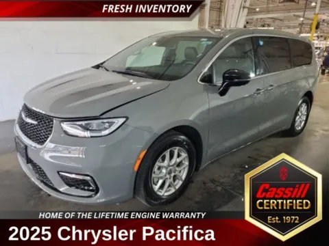 Gray 2025 Chrysler Pacifica Select for sale in Cedar Rapids, IA