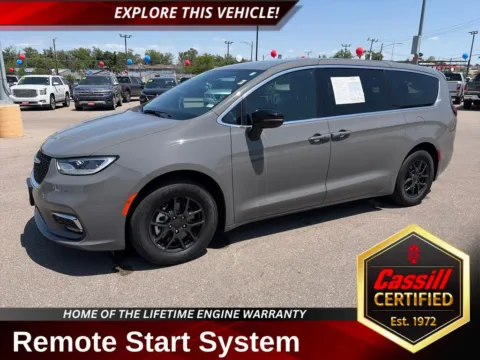 Gray 2025 Chrysler Pacifica Select for sale in Cedar Rapids, IA