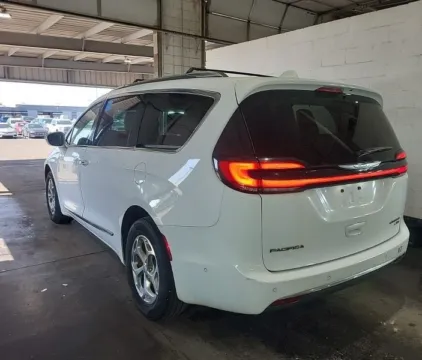 More photos of 2021 Chrysler Pacifica Limited at Cassill Motors, IA