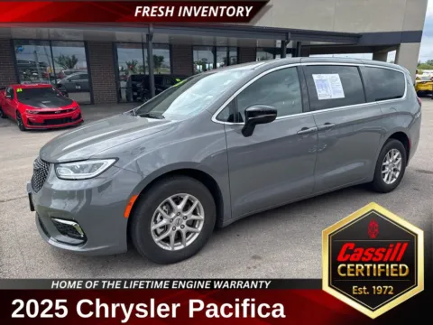 Gray 2025 Chrysler Pacifica Select for sale in Cedar Rapids, IA