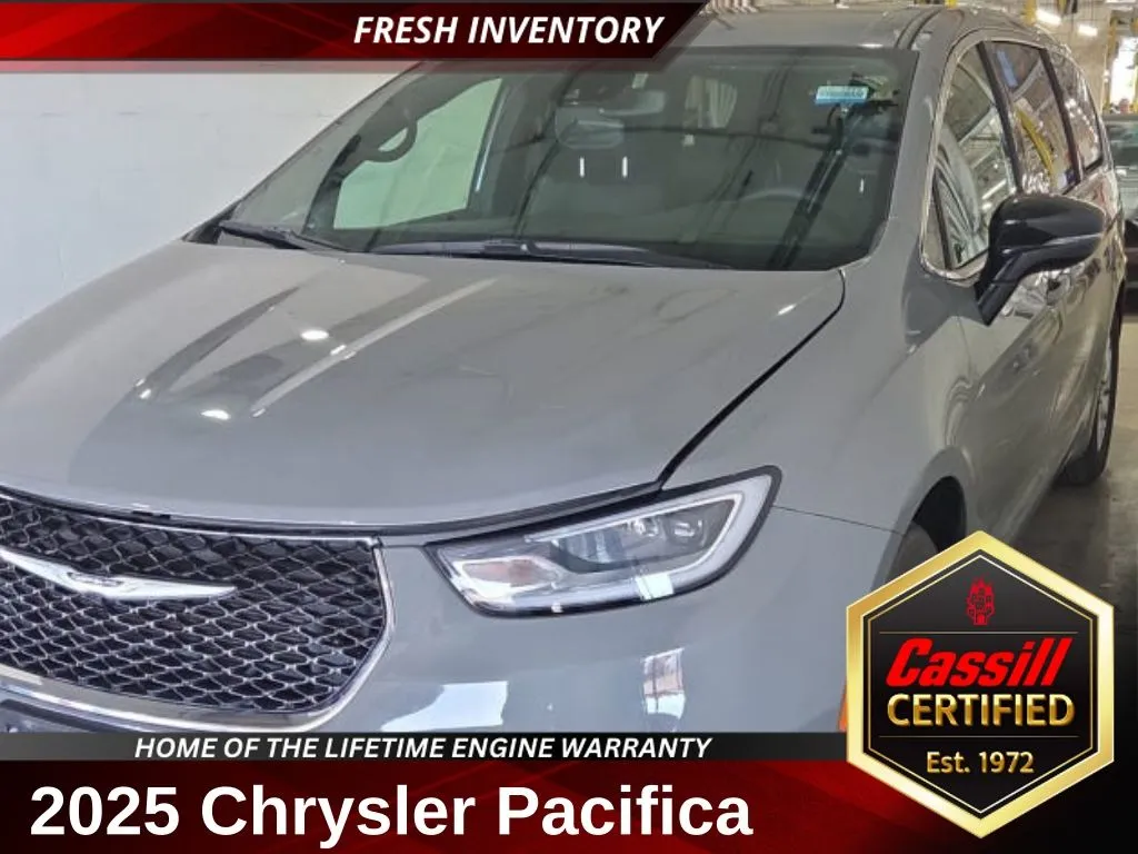 2025 Chrysler Pacifica Select's photo