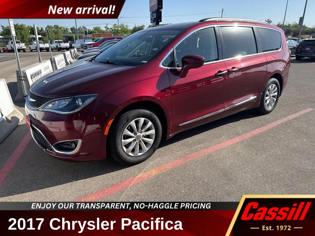 2017 Chrysler Pacifica Touring-L's photo