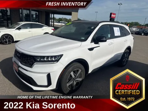 White 2022 Kia Sorento S for sale in Cedar Rapids, IA