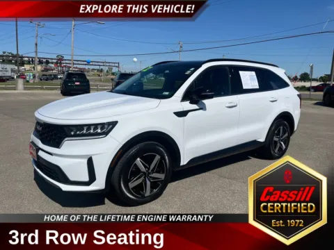 White 2022 Kia Sorento S for sale in Cedar Rapids, IA