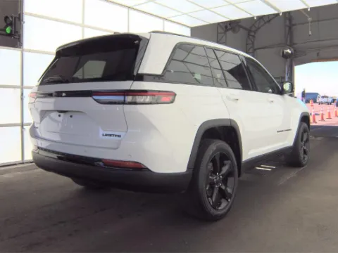 More photos of 2023 Jeep Grand Cherokee Limited at Cassill Motors, IA