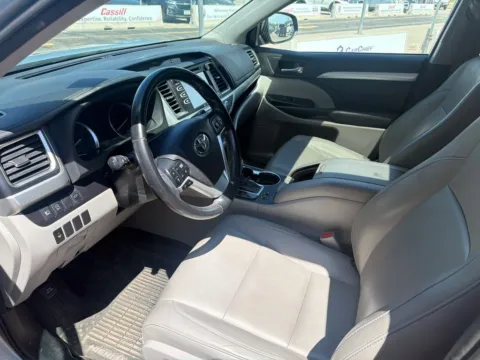 More photos of 2018 Toyota Highlander XLE at Cassill Motors, IA