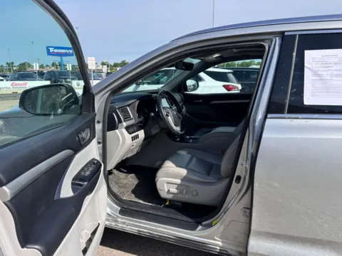 Photos of 2018 Toyota Highlander XLE for sale in Cedar Rapids, IA at Cassill Motors