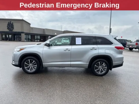Photos of 2018 Toyota Highlander XLE for sale in Cedar Rapids, IA at Cassill Motors