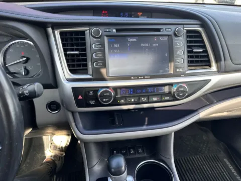 More photos of 2018 Toyota Highlander XLE at Cassill Motors, IA