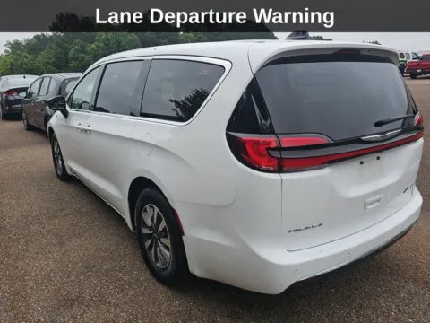 More photos of 2024 Chrysler Pacifica Hybrid Select at Cassill Motors, IA