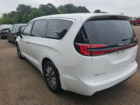 Photos of 2024 Chrysler Pacifica Hybrid Select for sale in Cedar Rapids, IA at Cassill Motors