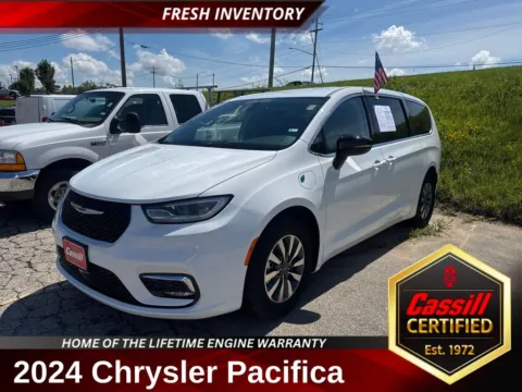 White 2024 Chrysler Pacifica Hybrid Select for sale in Cedar Rapids, IA