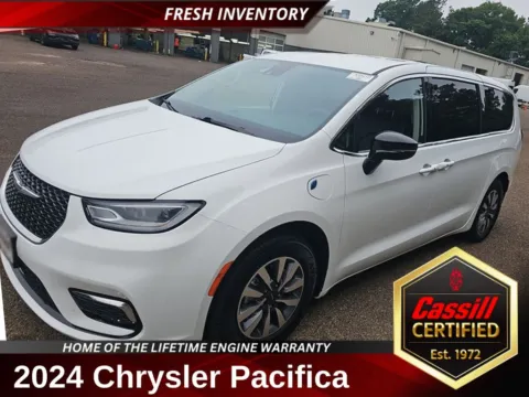 White 2024 Chrysler Pacifica Hybrid Select for sale in Cedar Rapids, IA