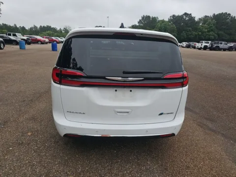 More photos of 2024 Chrysler Pacifica Hybrid Select at Cassill Motors, IA