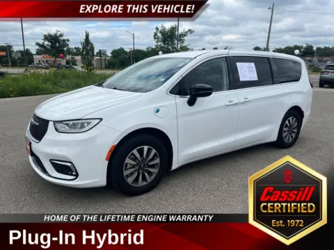 White 2024 Chrysler Pacifica Hybrid Select for sale in Cedar Rapids, IA