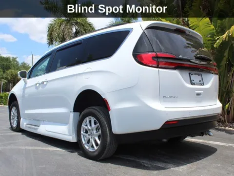 More photos of 2022 Chrysler Pacifica Touring L at Cassill Motors, IA