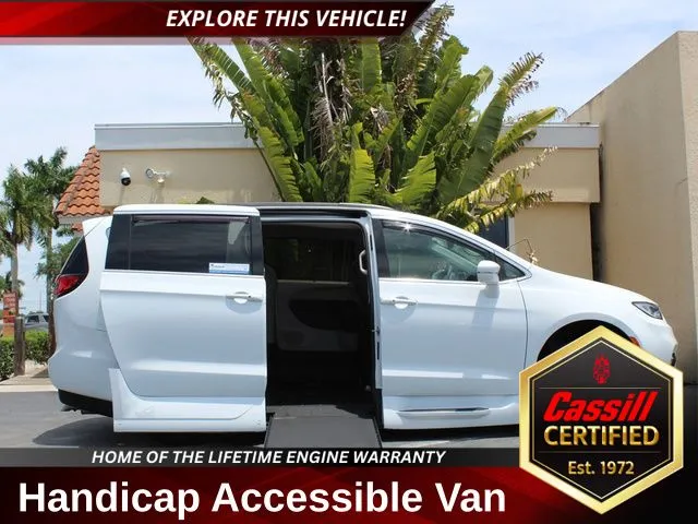 White 2022 Chrysler Pacifica Touring L for sale in Cedar Rapids, IA