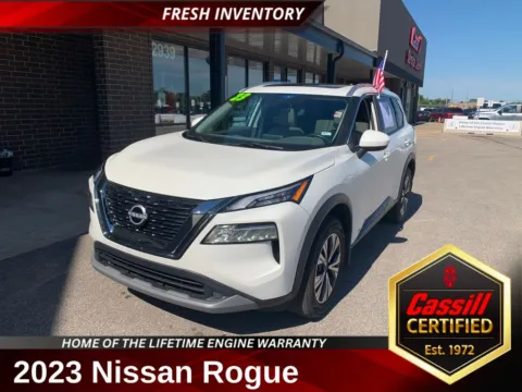 White 2023 Nissan Rogue SV for sale in Cedar Rapids, IA