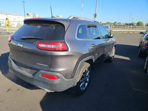 More photos of 2018 Jeep Cherokee Limited at Cassill Motors, IA