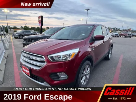 Red 2019 Ford Escape SE for sale in Cedar Rapids, IA