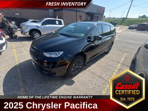 Black 2025 Chrysler Pacifica Select for sale in Cedar Rapids, IA