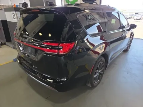 More photos of 2025 Chrysler Pacifica Select at Cassill Motors, IA