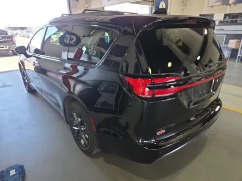 Photos of 2025 Chrysler Pacifica Select for sale in Cedar Rapids, IA at Cassill Motors