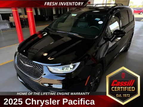 Black 2025 Chrysler Pacifica Select for sale in Cedar Rapids, IA
