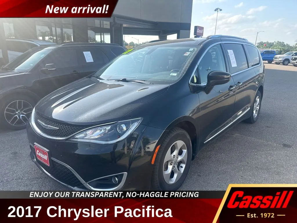 2017 Chrysler Pacifica Touring-L Plus's photo