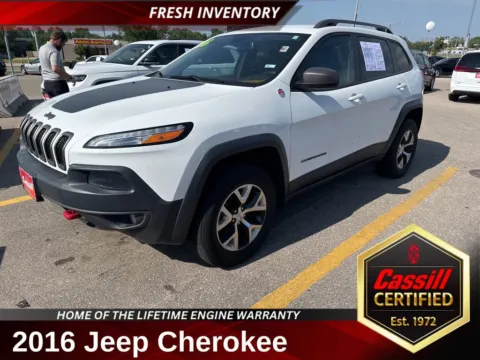 White 2016 Jeep Cherokee Trailhawk for sale in Cedar Rapids, IA
