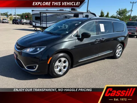 Black 2017 Chrysler Pacifica Touring L Plus for sale in Cedar Rapids, IA