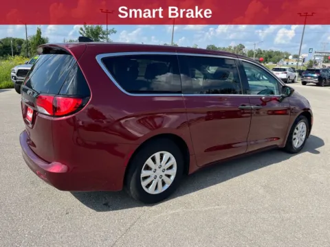 More photos of 2018 Chrysler Pacifica L at Cassill Motors, IA