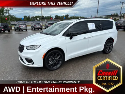 White 2023 Chrysler Pacifica Limited for sale in Cedar Rapids, IA