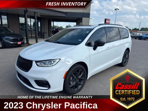 White 2023 Chrysler Pacifica Limited for sale in Cedar Rapids, IA