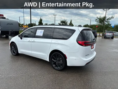 Another view of 2023 Chrysler Pacifica Limited for sale in Cedar Rapids, IA at Cassill Motors