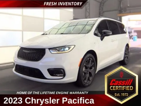 White 2023 Chrysler Pacifica Limited for sale in Cedar Rapids, IA