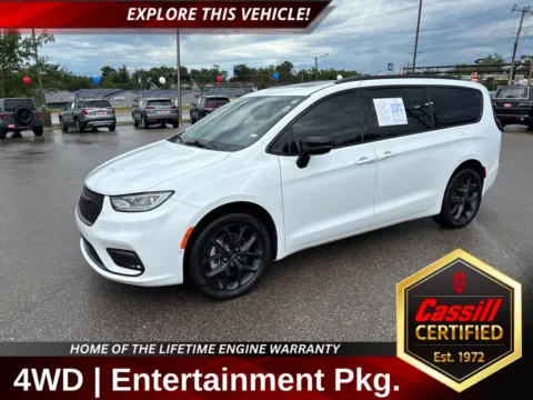 White 2023 Chrysler Pacifica Limited for sale in Cedar Rapids, IA