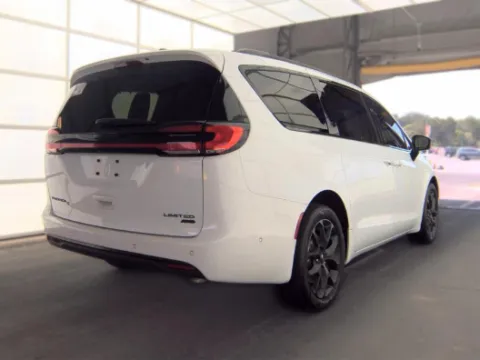 More photos of 2023 Chrysler Pacifica Limited at Cassill Motors, IA